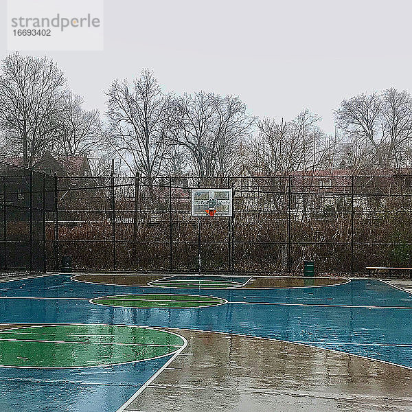 Ansicht eines Basketballkorbs in einem öffentlichen Park