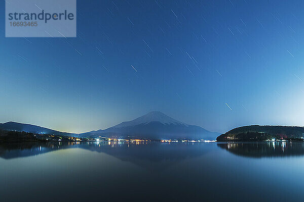 Nachtaufnahme des Mount Fuji vom Yamanaka-See aus  Präfektur Yamanashi