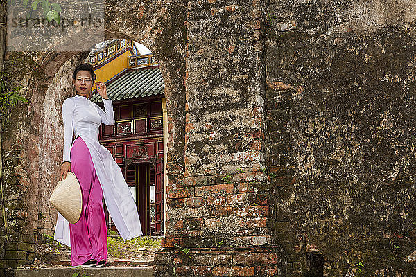 schöne Frau bei der Erkundung des Kaiserpalastes in Hue / Vietnam