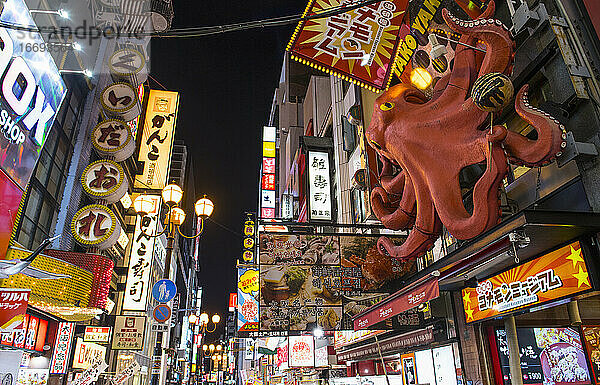 belebte Fußgängerzone und Einkaufsviertel in Osaka