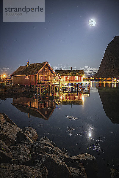 palastartige Häuser auf den Lofoten bei Nacht