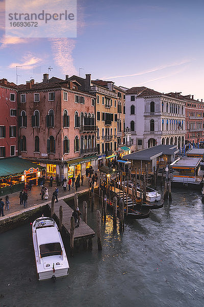 Sonnenuntergang von der Rialto-Brücke in Venedig  Italien  Europa.