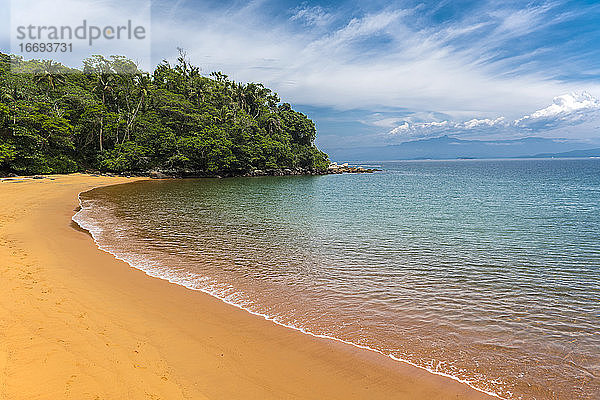 ruhiger Strand auf der tropischen Insel Ilha Grande in Brasilien