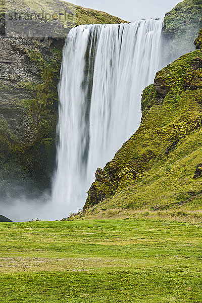 Der majestätische Wasserfall Skogafoss im Süden von Island