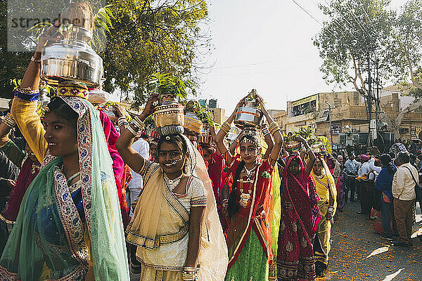 Einheimische Frauen in farbenfrohen Sarees beim Wüstenfest in Jaisalmer  Rajasthan  Indien