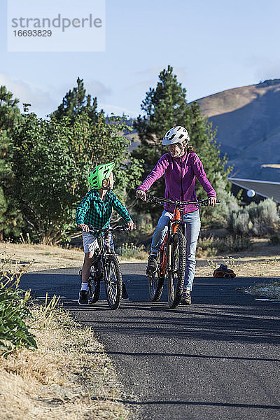 Ein kleiner Junge fährt mit seiner Mutter in der Columbia-Schlucht Fahrrad.