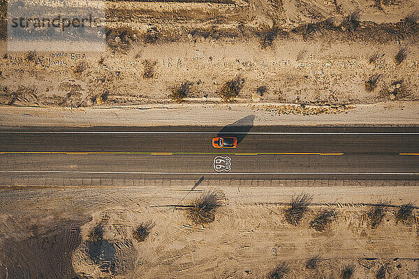 Ein Auto auf dem Highway 66 von oben  Kalifornien