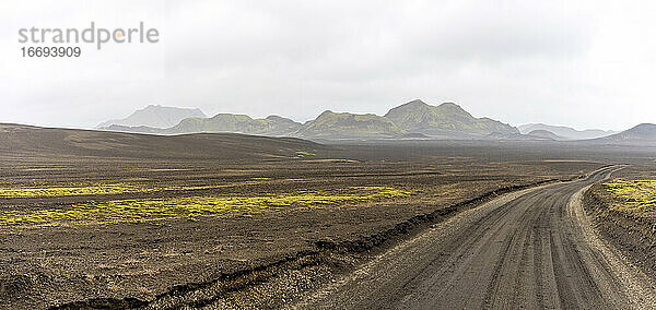 Schotterstraße im isländischen Hochland führt ins Abenteuer