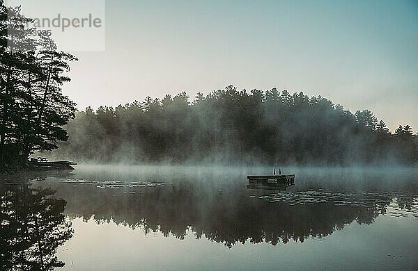 Morgens aufsteigender Nebel über einem See in Ontario  Kanada.