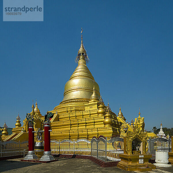 Außenansicht der Goldenen Kuthodaw-Pagode gegen den klaren blauen Himmel  Mandalay  Myanmar