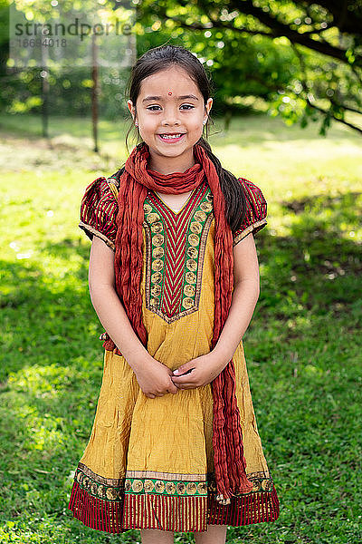 Indisches australisches Mädchen 5-8 Jahre traditionelle indische Kleidung Porträt
