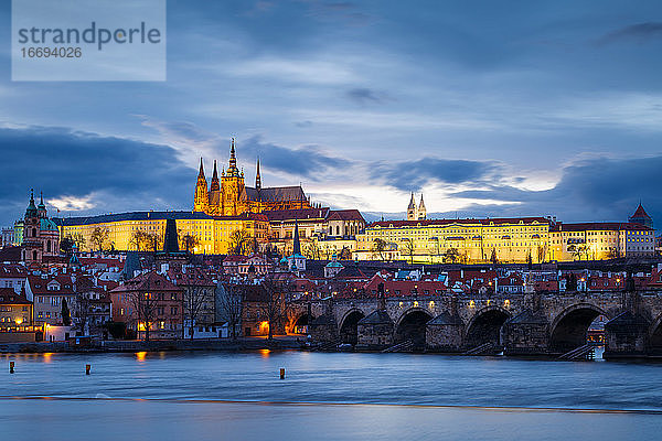 Abendlicher Blick auf die Prager Burg über die Moldau.