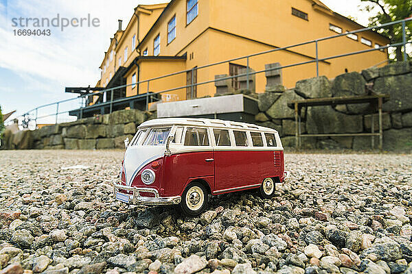 Oldtimer-Miniatur-Volkswagen Wohnmobil im Freien in städtischem Gebiet