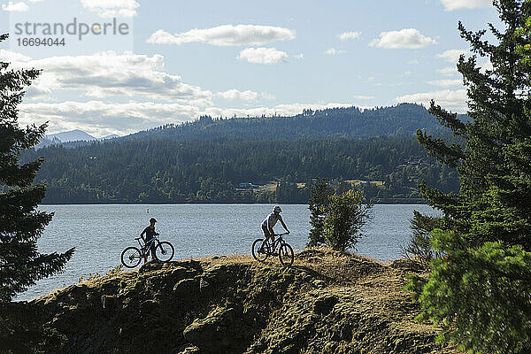 Ein Paar genießt beim Radfahren in Oregon den Blick auf den Columbai River.