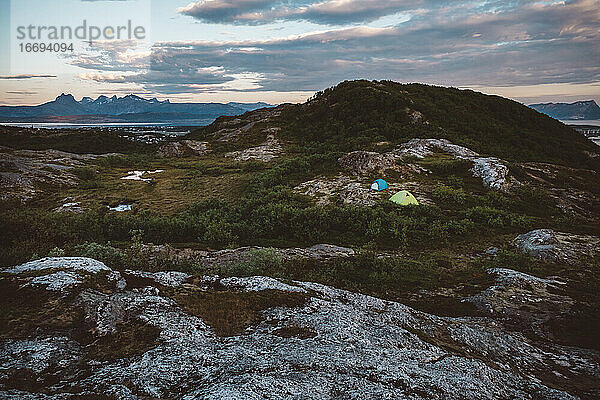 Campingzelte inmitten einer ruhigen Berglandschaft