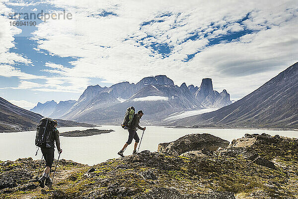 Zwei Rucksacktouristen wandern über den Akshayak-Pass  Baffin Island  Kanada.