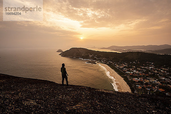 Schöner Blick auf den Sonnenuntergang zum Abenteuer Fotograf auf dem Hügel