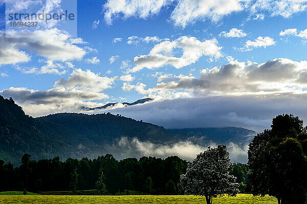 Morgenlandschaft an einem sonnigen Tag in den Bergen und im Tal.