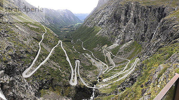 Eine windige Straße in einem Tal in Trollstigen  Norwegen