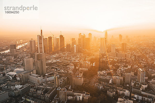 Unglaubliche Aussicht auf Frankfurt am Main  Deutschland Skyline in auf Hazy Winter Morgen in schönen Sonnenaufgang Licht