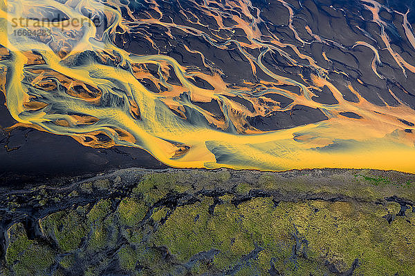 Farbenfrohe Gletscherflüsse mit schwarzem Sand an der Südküste von Island