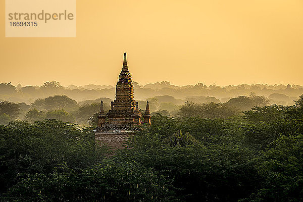 Pagode gegen den klaren orangefarbenen Himmel bei Sonnenaufgang  UNESCO  Bagan  Myanmar