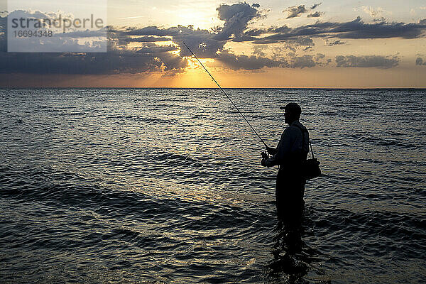 Silhouette eines Fischers beim Fischen in der Cape Cod Bay  in Wellfleet  MA