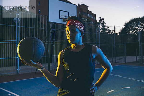 Lateinamerikanische und afrikanische Frauen spielen Basketball