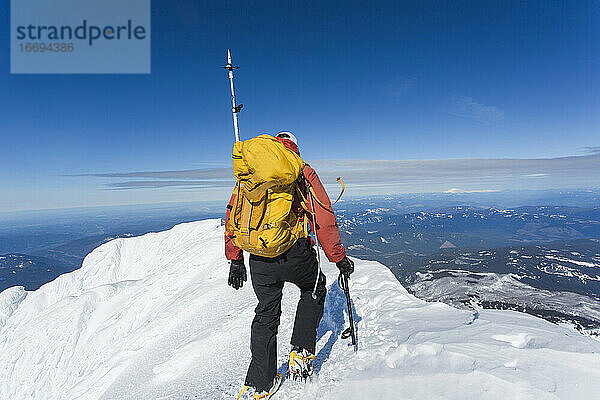 Ein Mann erklimmt den Gipfel des Mt. Hood in Oregon.