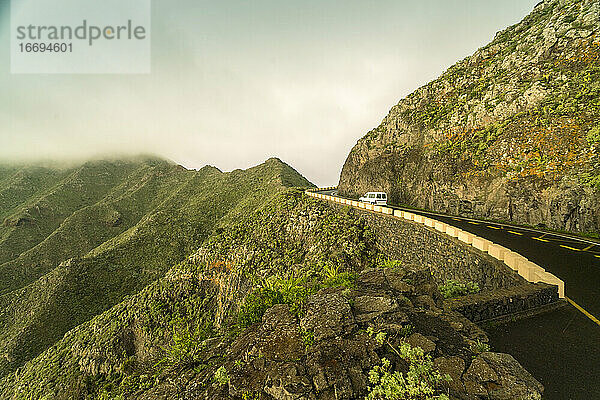 Auto auf Bergstraße in El Teide bei Masca im Winter