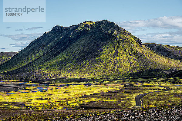 Schwarze und grüne Berglandschaft im Hochland von Island