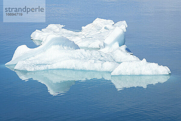 Detailaufnahme von schwimmenden Eisbergen in der Gletscherlagune Jokulsarlon  Island