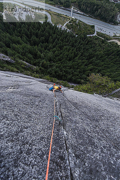 Mann klettert in Squamish Chief sehr exponierte Risse in Granit