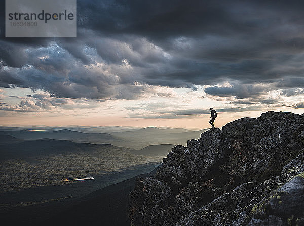 Einsamer Wanderer auf einem Berggipfel des Appalachian Trail bei Sonnenuntergang  Maine.