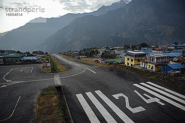 Die schräge Landebahn in Lukla  dem Tor zum Khumbu-Tal in Nepal.