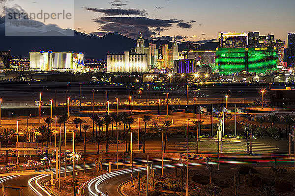 Las Vegas mit Casinostreifen in der Abenddämmerung
