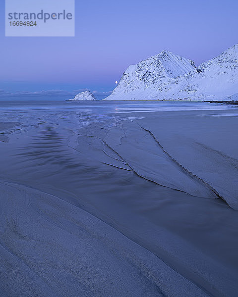 Winterlicher Monduntergang über dem Strand von Vik  Vestvågøy  Lofoten Inseln  Norwegen
