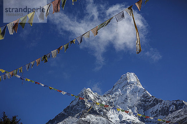 Gebetsfahnen unterhalb der Ama Dablam  nahe dem Weg zum Everest Base Camp