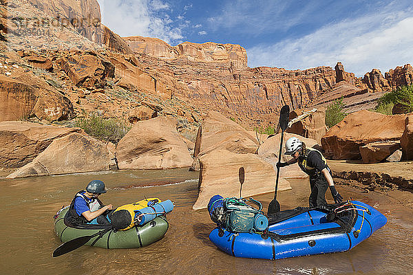 Menschen steigen in Packwagen auf dem Escalante River  Utah