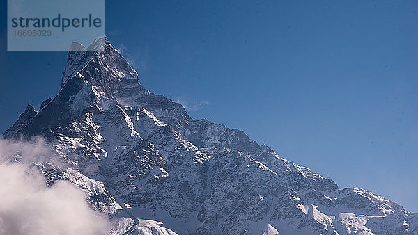 Himalaya-Berg über den Wolken in Nepal