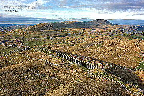 Luftaufnahme des Ribblehead-Viadukts  eines denkmalgeschützten Bauwerks der Kategorie II.