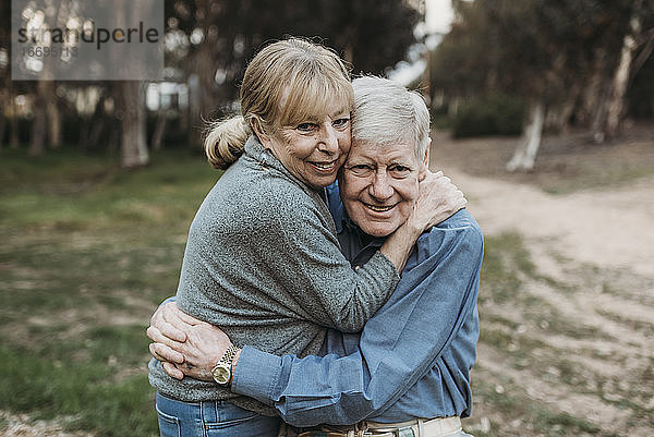 Nahaufnahme eines älteren erwachsenen Paares  das sich im Wald umarmt