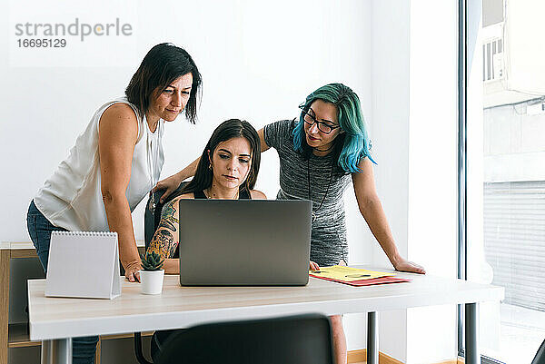Junge Geschäftsfrauen arbeiten in einem Coworking-Büro
