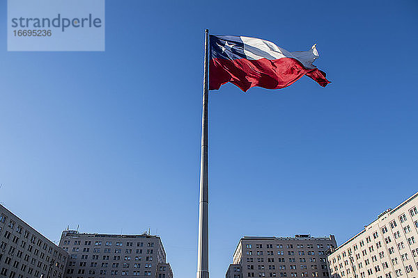 Die chilenische Flagge weht im Wind vor dem Regierungsgebäude in Santiago