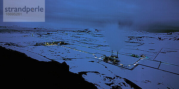 Geothermisches Kraftwerk in Nesjavellir   Island in der Abenddämmerung