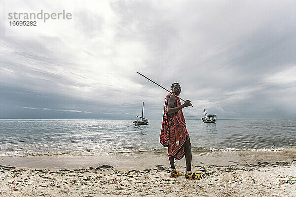 Maasai Mann am Strand
