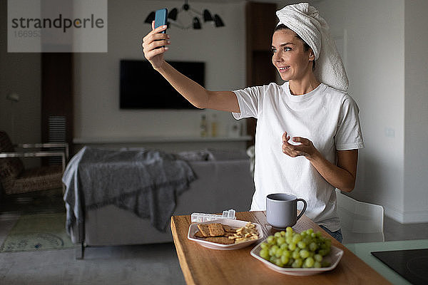 Frau führt am Morgen einen Videoanruf mit Freunden durch