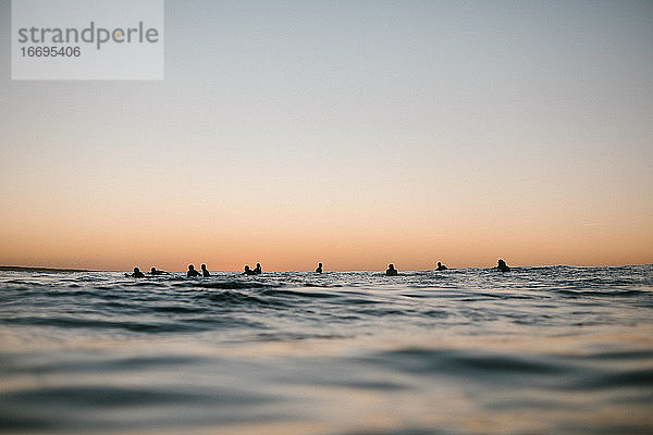 Gruppe von Surfern bei Sonnenuntergang auf den Kanarischen Inseln