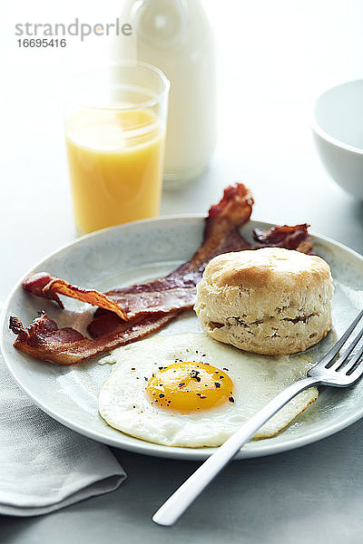 Basic Breakfast Ei-Speck-Keks mit Orangensaft