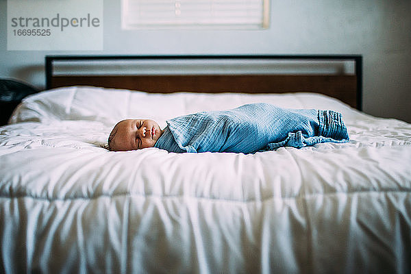 Zentrum Porträt von Neugeborenen schlafen auf dem Bett